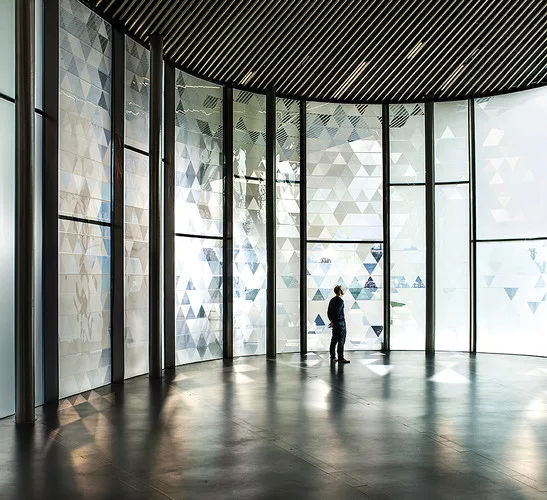 A dynamic installation by Simon Heijdens launched the NOW Gallery, a new south London venue. The pavilion’s 23-feet-high curving glass walls are wrapped in a skin of 1,920 triangular cells that 