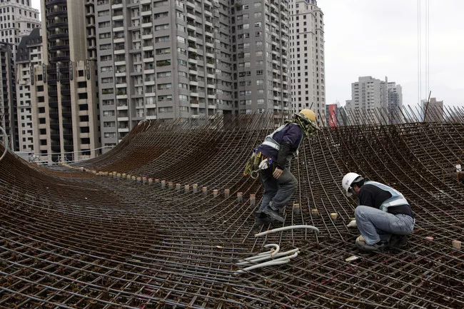 Workers reinforce the truss wall.<div id='_mcePaste'>