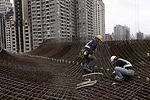 Workers reinforce the truss wall.<div id='_mcePaste'>﻿﻿