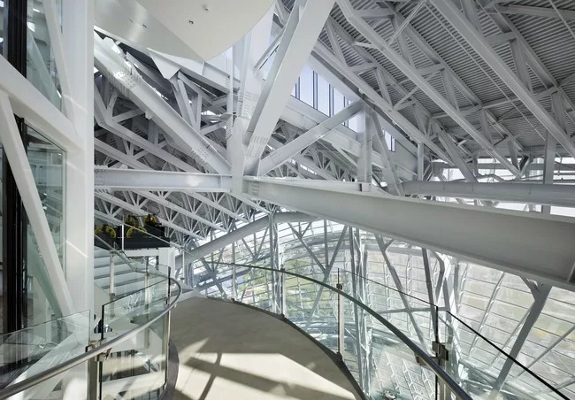 The complex structural steel of the main atrium also figures prominently in the visitors’ experience.