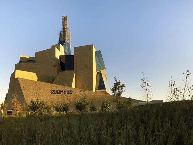 A series of limestone-clad volumes faces northwards and to the downtown skyline.