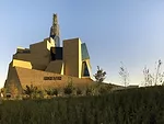 A series of limestone-clad volumes faces northwards and to the downtown skyline.