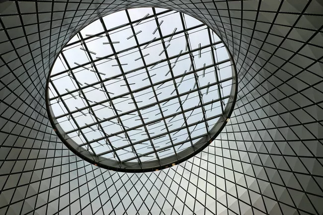 Looking up into the oculus.