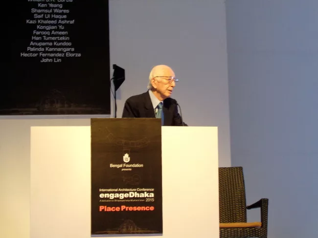 Fumihiko Maki speaking at the conference.<div id='_mcePaste'>