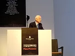 Fumihiko Maki speaking at the conference.<div id='_mcePaste'>﻿﻿