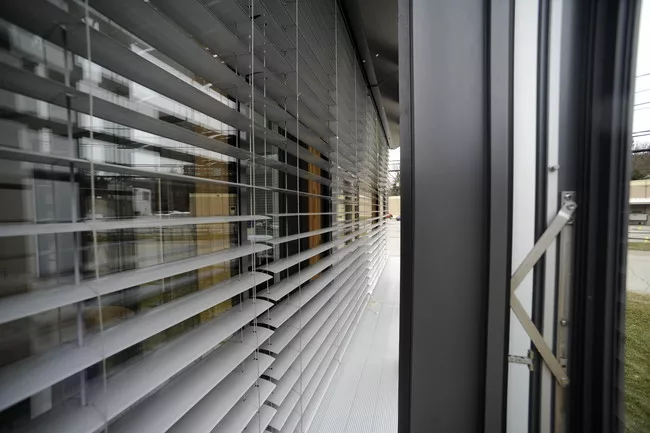 The mock-up was used to examine various aspects of the double skin, including the color and perforations of the operable blinds hung within the curtain-wall cavity.<div id='_mcePaste'>