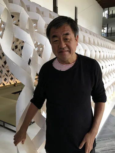 Kengo Kuma by his installation.