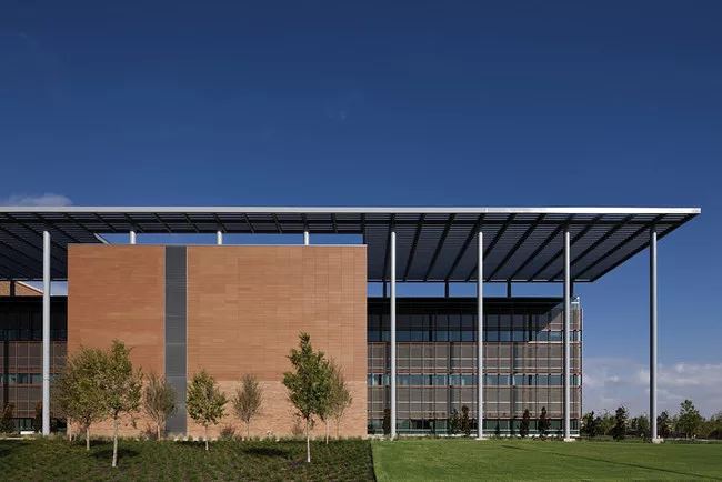 A long trellis-canopy spans the south elevation of RTKL’s Military Medical Hospital in San Antonio. The element, along with other screening devices, humanizes the scale of the 750,000 square foo