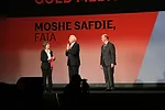 Moshe Safdie receives the 2015 AIA Gold Medal.<div id='_mcePaste'>﻿﻿
