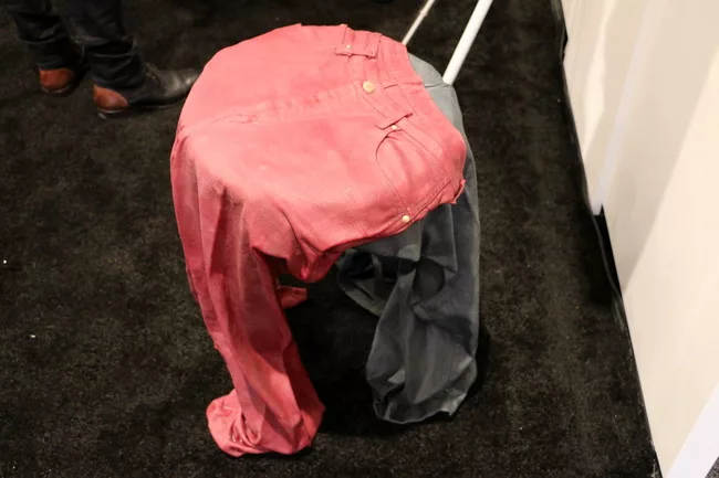 Thislexik, a Brooklyn-based studio founded in 2014, unveiled its “worn” collection: stools, chairs, tables and vases made of old jeans, shirts, and other clothing finished with resin.<div
