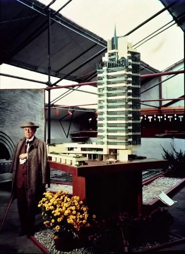 Frank Lloyd Wright at the “Sixty Years of Living Architecture” exhibit on the site of the future Guggenheim Museum, 1953, photographed by Pedro E. Guerrero.