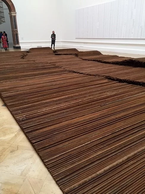 <em>Straight</em> (2008-2012) is a 90-ton floor-based sculpture made up of hundreds of stacked steel rods from Sichuan.<div id='_mcePaste'>﻿﻿