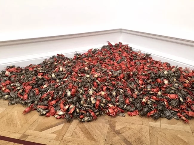 <em>He Xie</em> (2011) is a pile of 3,000 red porcelain crabs.<div id='_mcePaste'>﻿﻿