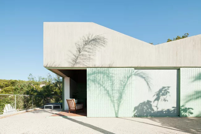 The Casa Baladrar in Alicante is for the families of three brothers
