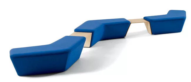 Q5 comprises five core pieces that can be configured to meet various end-user needs–from impromptu meeting areas to temporary work surfaces. The modular collection includes a boomerang-s