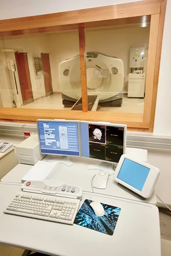 Pro-GR is a shielding glass that protects against high-radiation gamma rays thanks to a lead oxide content of 70 percent (which is a concentration used in glass block for nuclear power facilities).