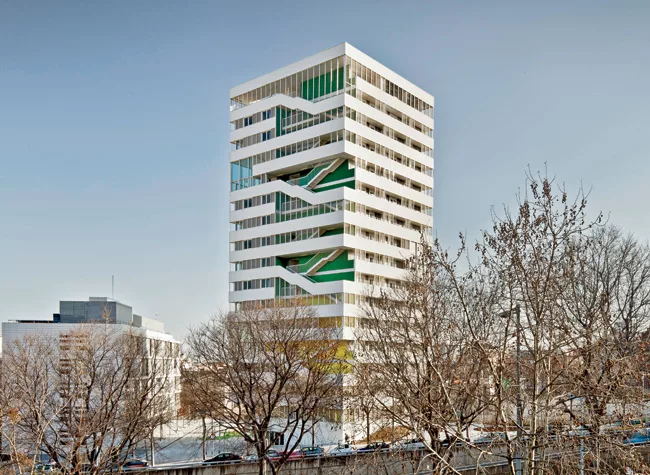 Set diagonally on its site, Torre Júlia is animated by outdoor stairs and double height common rooms on the corners.