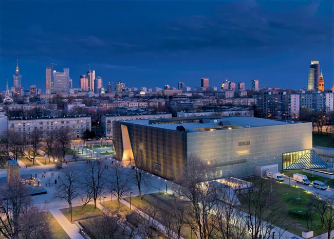 The museum is located in what was the heart of Jewish Warsaw during World War II, across a plaza from a memorial commemorating the 1943 Warsaw Ghetto Uprising.