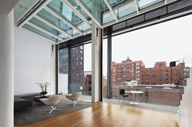 Appearing like a traditional curtain wall, the expansive thermal bifold doors open fully, blurring the line between indoors and out.