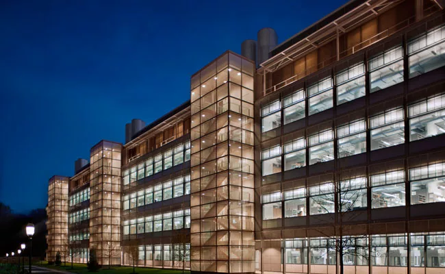 Architects Hopkins and Payette devised fixed aluminum shading devices for the laboratory wing's east-facing curtain wall to mitigate heat gain and glare.