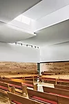 The lighting designers worked with KieranTimberlake to devise an architecture that maximizes the desired amount of sunlight entering the room. By day, it is seamlessly supplemented with a controlled, 
