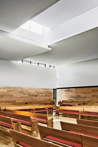The lighting designers worked with KieranTimberlake to devise an architecture that maximizes the desired amount of sunlight entering the room. By day, it is seamlessly supplemented with a controlled,