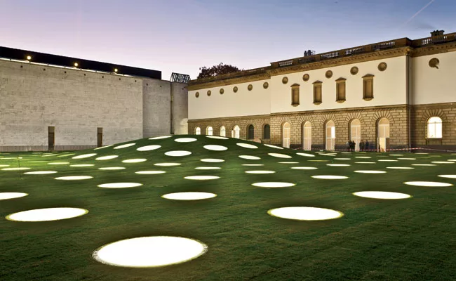 The underground structure spans the 249-by-174-foot garden with a green roof and 195 skylights that illuminate the landscape and gallery below. But more than the roof is green. The building has effici