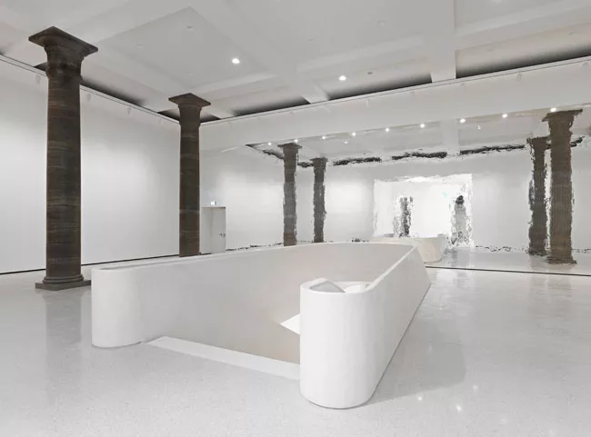 The architects transformed the original building's basement into an event mezzanine, the Metzler-Foyer, and created an elegant concrete stair to lead visitors to the Garden Hall.