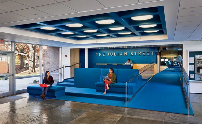 The library entry can accommodate individuals or groups of students in an amphitheater-style area for work and lounging.