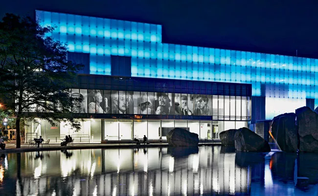 Lighting designer Ion Luh used a combination of warm, dimmable fluorescent and halogen lamps in the visible public areas to balance with the LED media wall and inner halogen-lit galleries.
