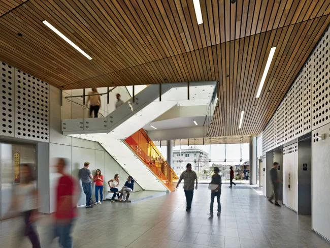 The building includes several areas intended to promote informal meetings and chance encounters among its occupants. These include a stair whose steel structure is clad in point-supported glass. Thous