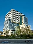 The new law center consists of three interlocking L-shaped volumes that articulate the building programs: classrooms, offices, and a library.