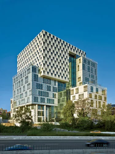 The new law center consists of three interlocking L-shaped volumes that articulate the building programs: classrooms, offices, and a library.