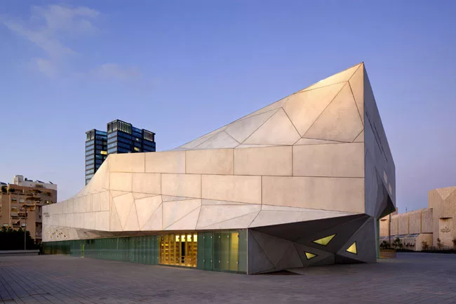On the west, Cohen lightened the composition by inserting clear and translucent glazing that brings light and views into the museum store.