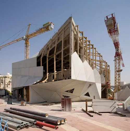 The facade panels, which are as long as 30 feet on a side and weigh up to 9 tons, are secured with welds to an underlying armature of steel ribs. These elements, placed every 8 feet on center, are tie