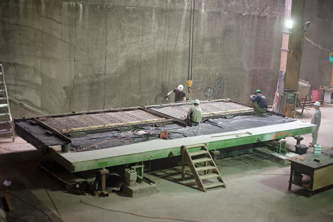 To fabricate the precast cladding, contractors set up a shop in an already enclosed lower-level gallery. They used steel-topped tables as the formwork base and reconfigurable dams to define the panels