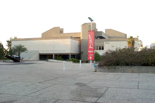 The museum's main building was designed by Dan Eytan and Yitzchak Yashar. Opened in 1971, it proved to be a good example of how Israeli architects adapted the Brutalist style to the Mediterranean clim