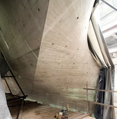 The concrete surface is left exposed on the gallery-facing elevations of the Lightfall, revealing the imprint of the formwork.