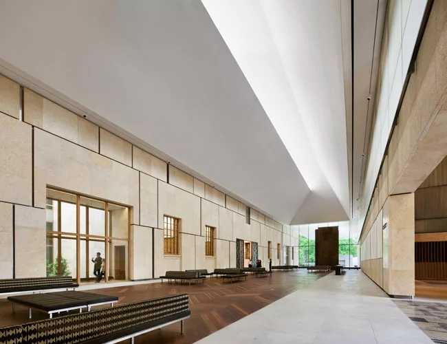 The Light Court separates the Gallery wing for the collection from the L-shaped Pavilion wing for temporary exhibitions and ancillary spaces. The angled light canopy is sheathed in seamless acoustic p