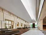 The Light Court separates the Gallery wing for the collection from the L-shaped Pavilion wing for temporary exhibitions and ancillary spaces. The angled light canopy is sheathed in seamless acoustic p