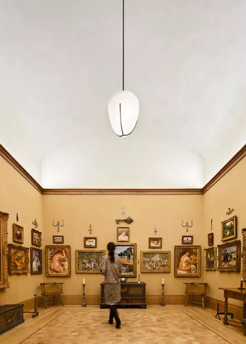 The shaped ceilings in ancillary first floor galleries echo the barrel vaults of the galleries in Merion.