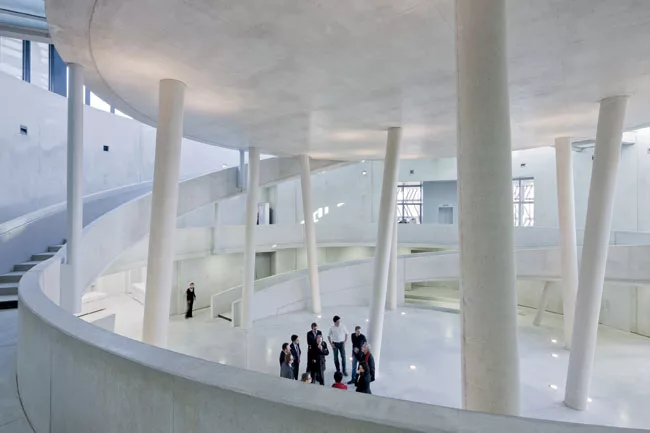 Tschumi wanted to keep the central rotunda of the poured concrete structure free of exhibition elements.