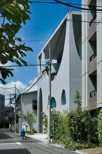 Contrasting sharply with the low-scale apartment buildings and single-family homes nearby, the swooping arches'no two are the same'admit plenty of daylight and sky views while editing out the surround