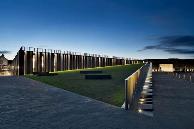 A bead-blasted steel balustrade was installed in place of the architects' preferred glass, as local planning conditions prohibited the use of reflective materials.