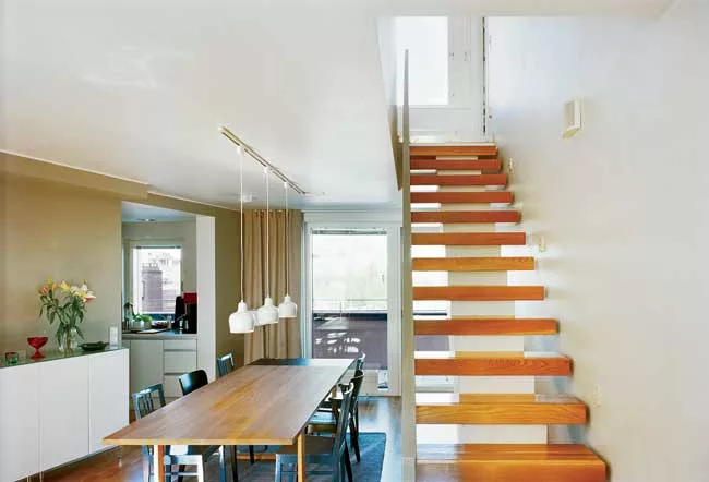 The duplex apartments on the building's uppermost level feature abundant natural light, balconies, and sea views