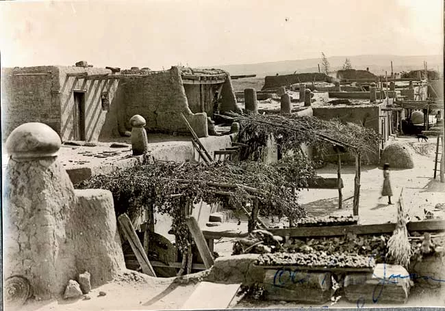 Two-story houses were common in Owe'neh Bupingeh through at least the early 20th century.