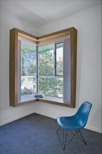 Calibrated for sun angles, the external window hoods, made of powder-coated aluminum, allow for large and varied apertures'opening the interior to light and views while diminishing heat gain. Interior