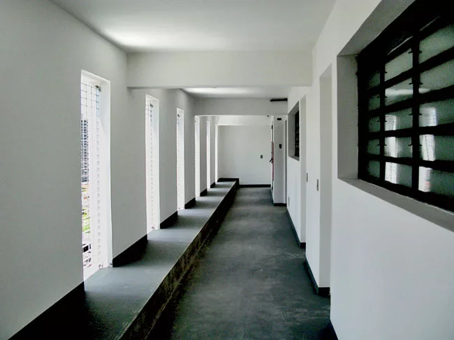 The architects designed extra-wide exterior halls in the towers. These spaces are a kind of elevated reinvention of the alleyways so characteristic of favela life, where neighbors can sit out together