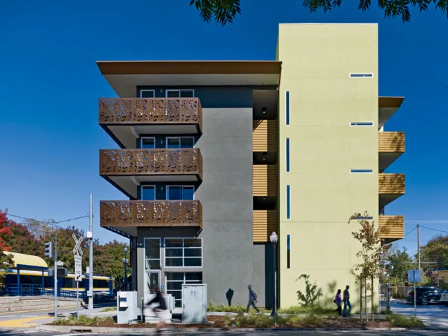 As the southern-end elevation of La Valentina Station shows, the long and narrow residential complex is girded with balconies.