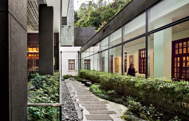 Next to the new main pavilion on the lower site is the renovated GG Block, which Williams and Tsien converted to administrative offices. They also glazed and covered the veranda of this masonry struct